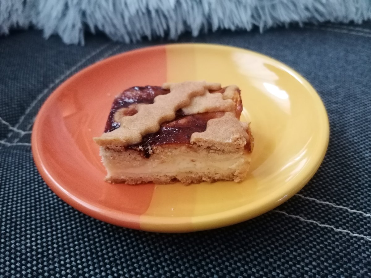 Mřížkový koláč s tvarohem a marmeládou